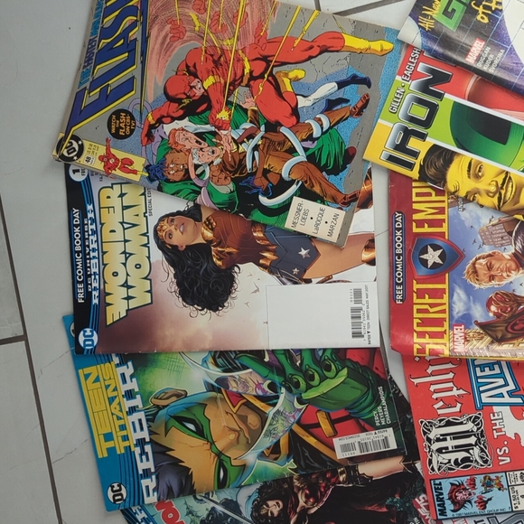 DC Comic bundle - Picture 3 of 9